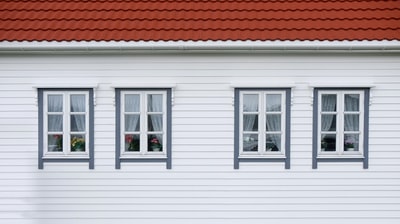 白色和红色的房子窗户关闭
